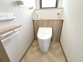 トイレリフォーム キャビネットと内装の雰囲気がぴったりのレストルーム