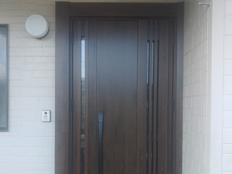 玄関ドアリフォーム 通風と防犯性を両立し、見栄えもアップした玄関ドア