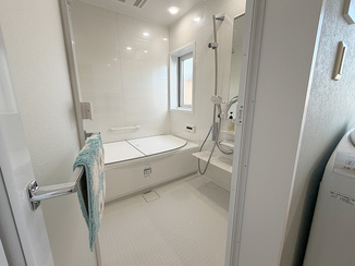 バスルームリフォーム ブルー×ホワイトがマッチした清潔感あふれるバスルームと洗面所