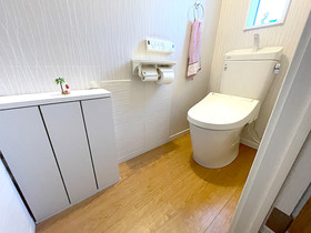 トイレリフォーム既設品と色味をそろえたレストルーム