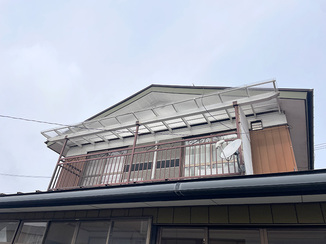小工事 剥がれ対策を強化したバルコニーの波板